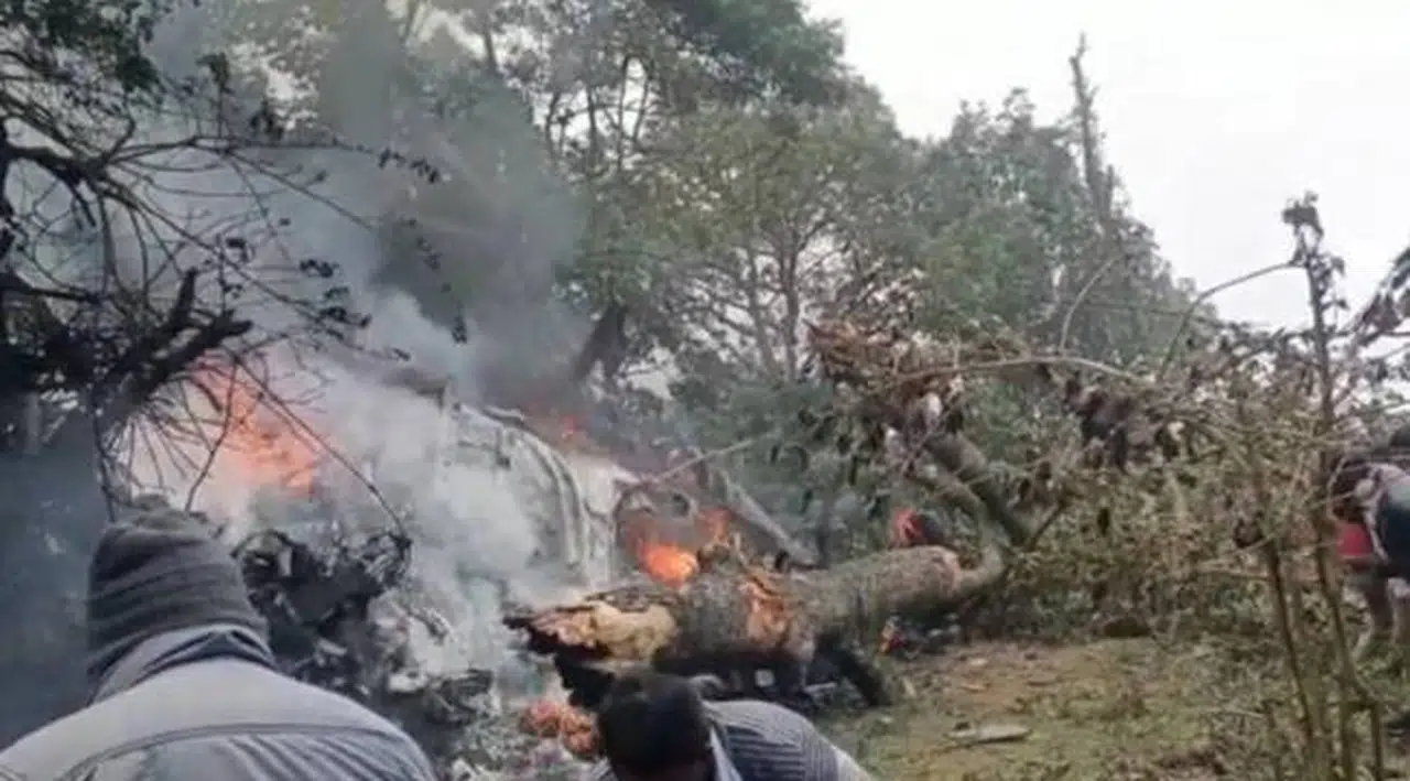 Hindistan'da Genelkurmay Başkanı Rawat'ın da içinde olduğu askeri helikopter düştü