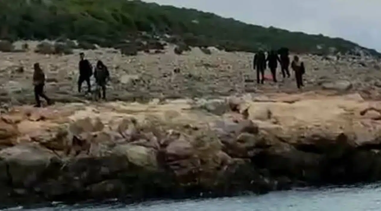 İzmir açıklarında 8 düzensiz göçmen kurtarıldı