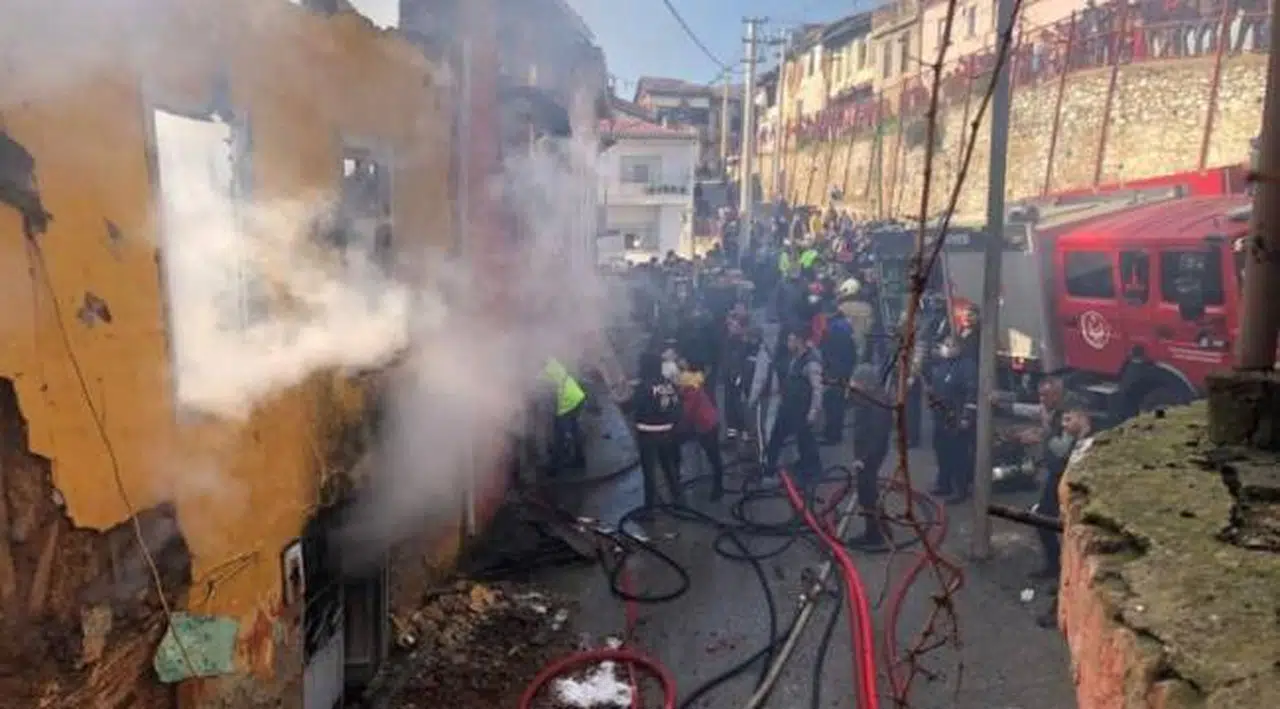 İzmir'de çıkan yangında 3 çocuk yaşamını yitirdi
