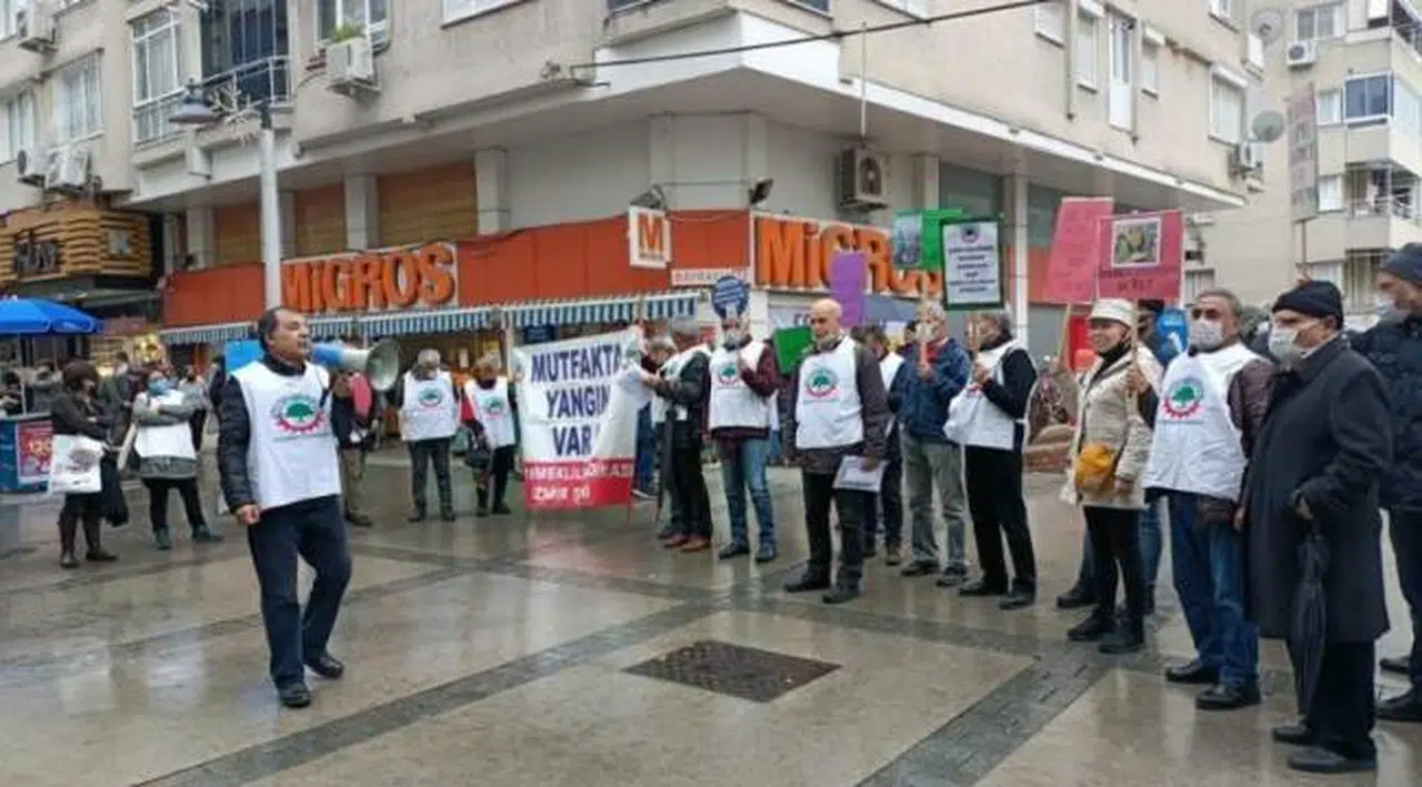 İzmir'de emeklilerden 'geçinemiyoruz' eylemi