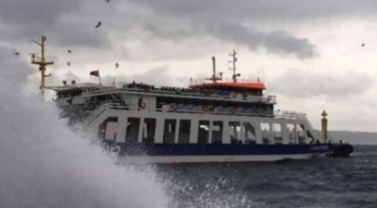 İzmir'de fırtına ve kuvvetli yağış: Deniz seferleri iptal edildi
