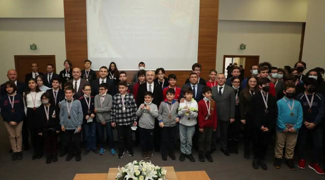 İzmir İl Milli Eğitim Müdürlüğü Tarafından Düzenlenen 2. İzmir Bilim Olimpiyatları Ödül Töreni Gerçekleştirildi