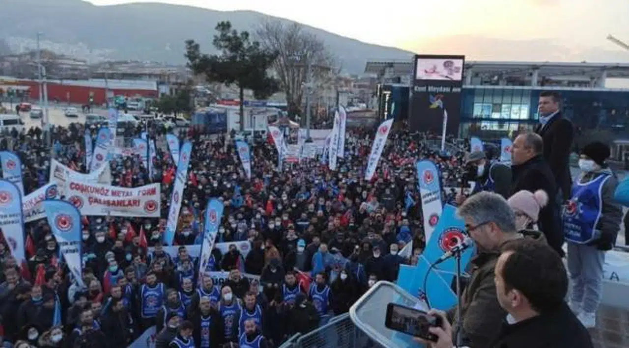 Metal işçileri Bursa ve İzmir'de zam teklifini protesto etti