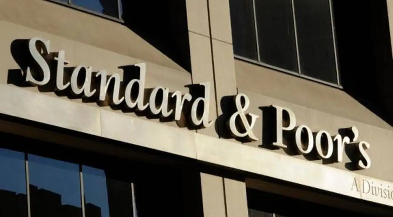 S&P Türkiye'nin kredi notunu negatife indirdi