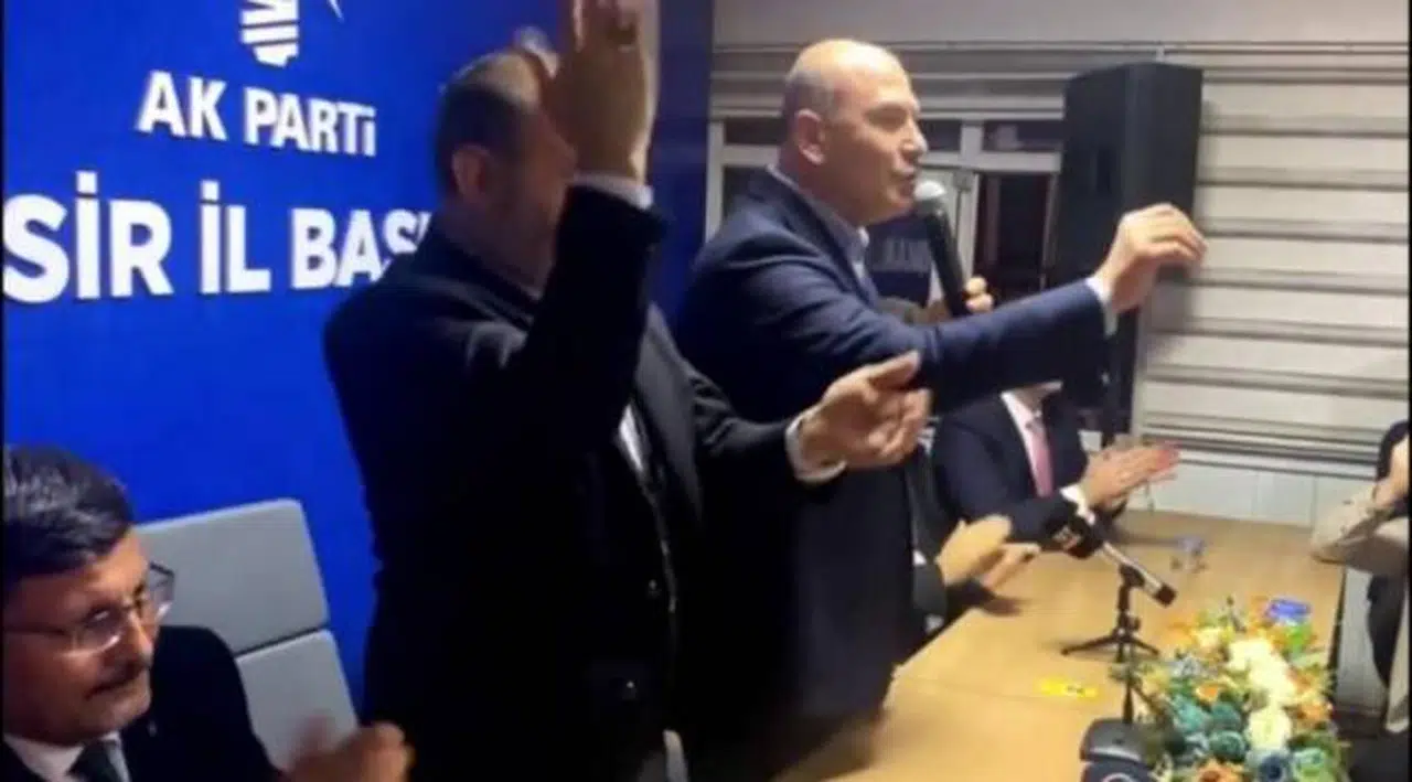 Soylu Erdoğan'ı överken salona 'ayağa kalkın' işareti verildi