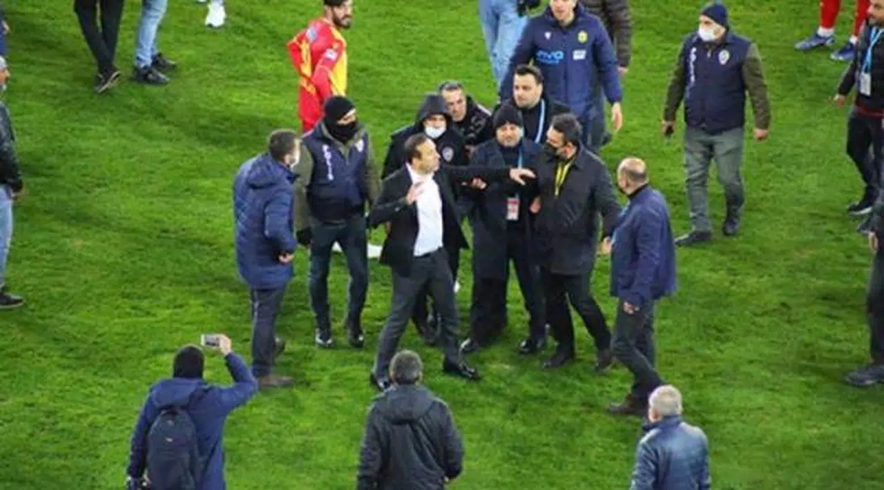 Süper Lig'de kulüp başkanı, hakemlere saldırdı