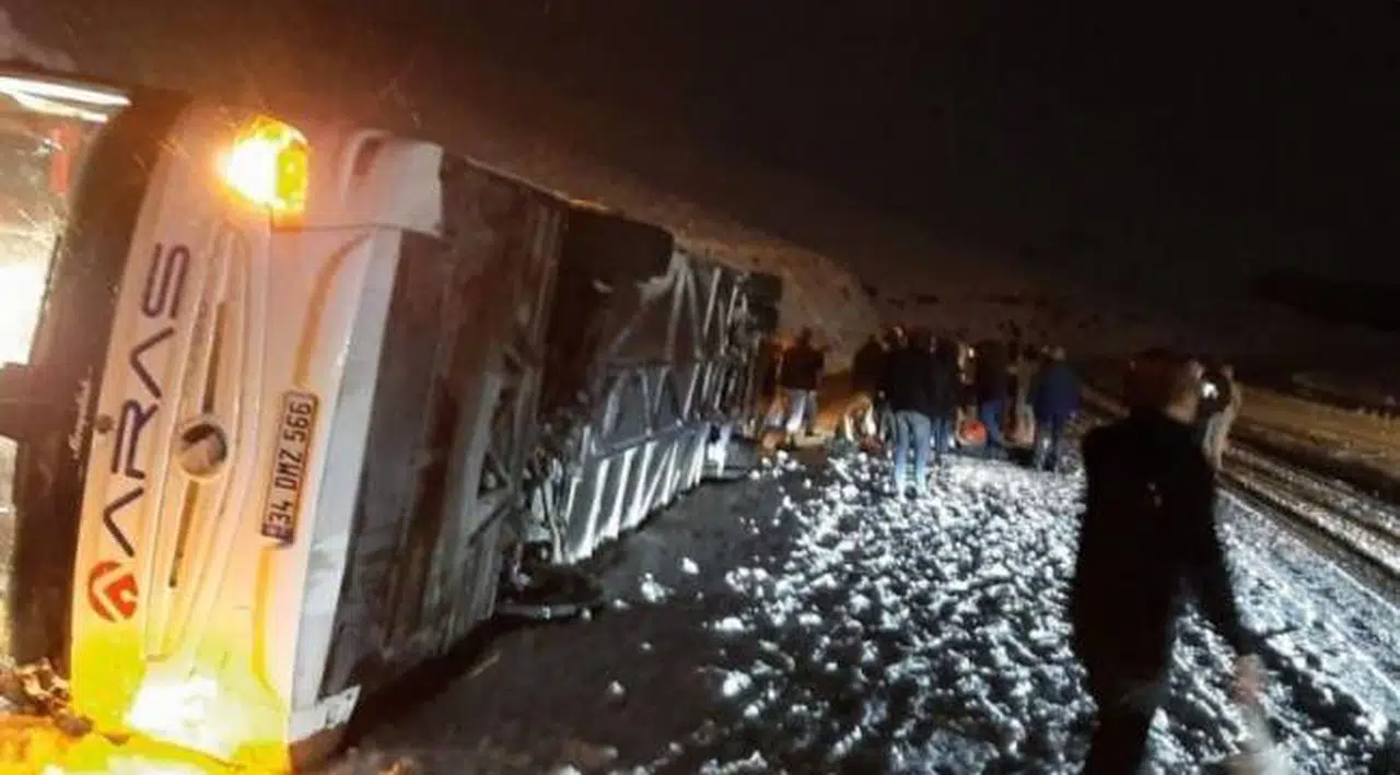 Yolcu otobüsü devrildi: Ölü ve yaralılar var