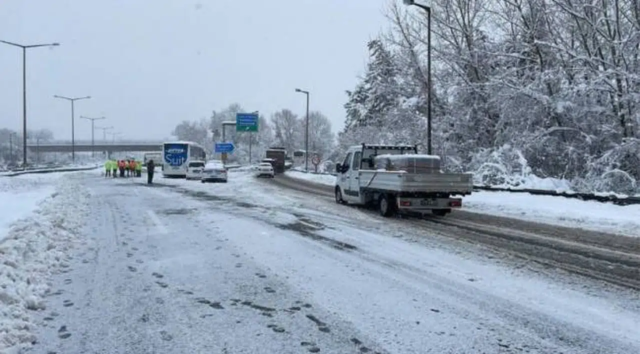37 aracın karıştığı kaza sonrası TEM tek şeritten trafiğe açıldı