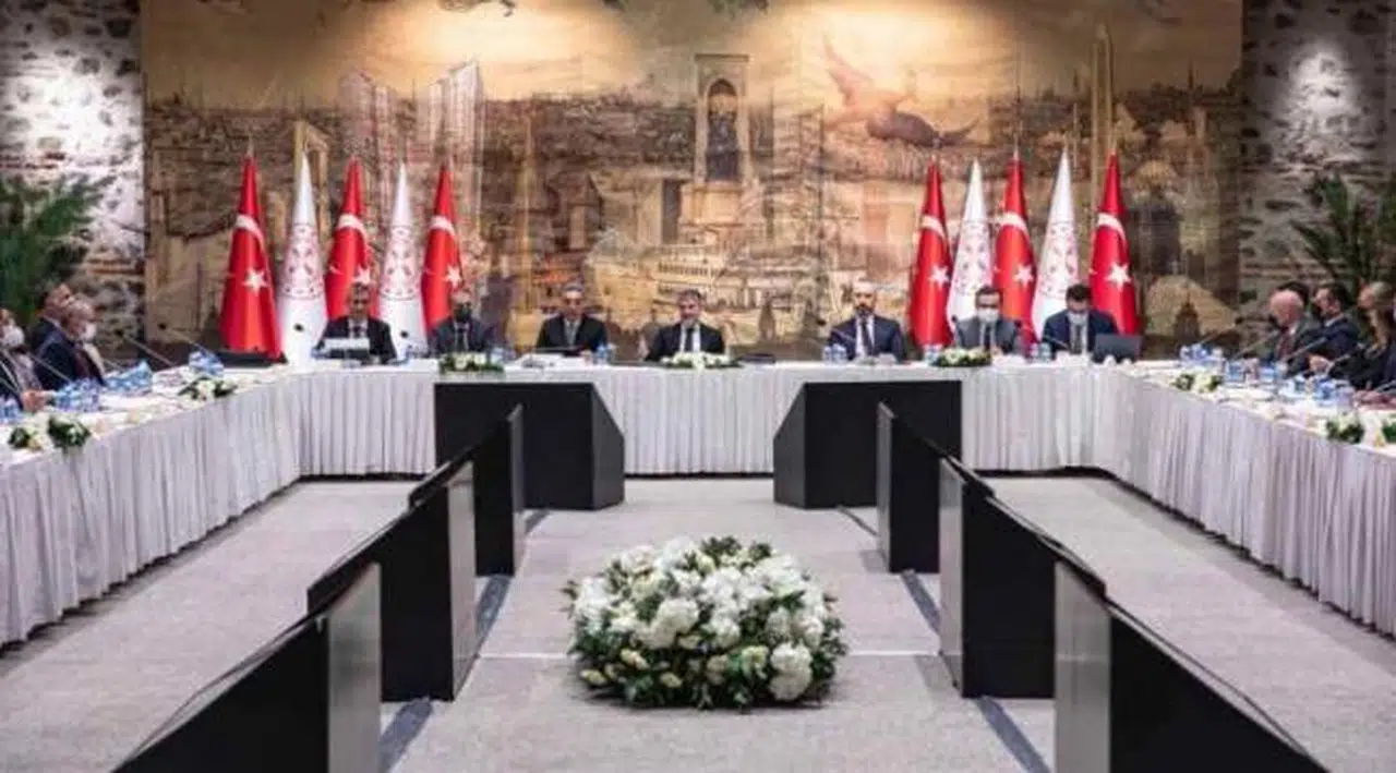 Bakan Nebati'den ekonomistlere: Siz bizim faiz indirdiğimize bakmayın