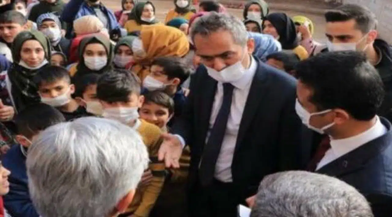 Bakan Özer'den okul müdürüne: Siz ne biçim adamsınız ya, istediniz de para mı vermedik?