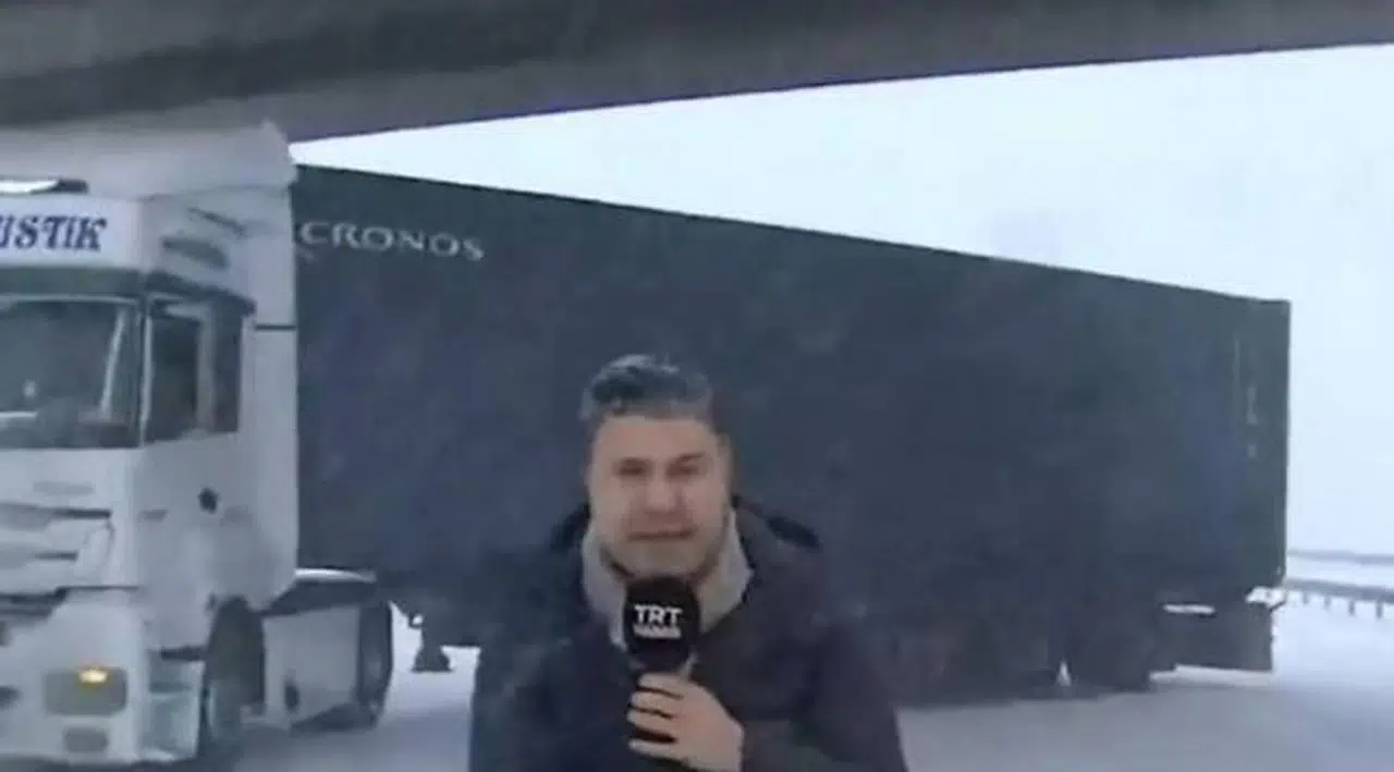 Canlı yayın sırasında son durumu aktaran TRT ekibinin faciadan döndüğü anlar kamerada