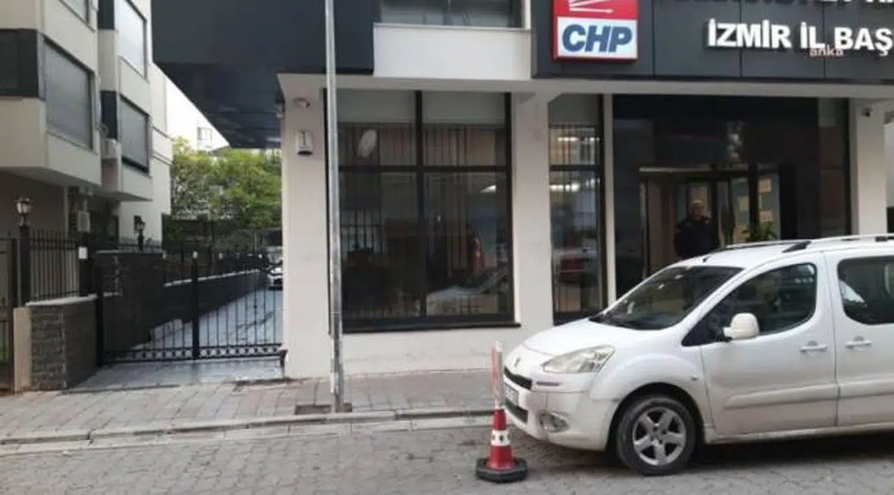 CHP İzmir il binası duvarına gamalı haçlı, ırkçı yazı