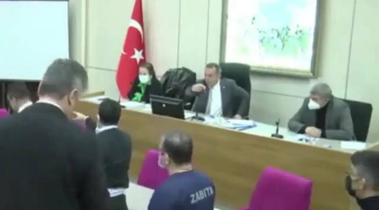 CHP'li Tanju Özcan, kendisine 'zeka yoksunu' diyen AKP'liyi salondan attı
