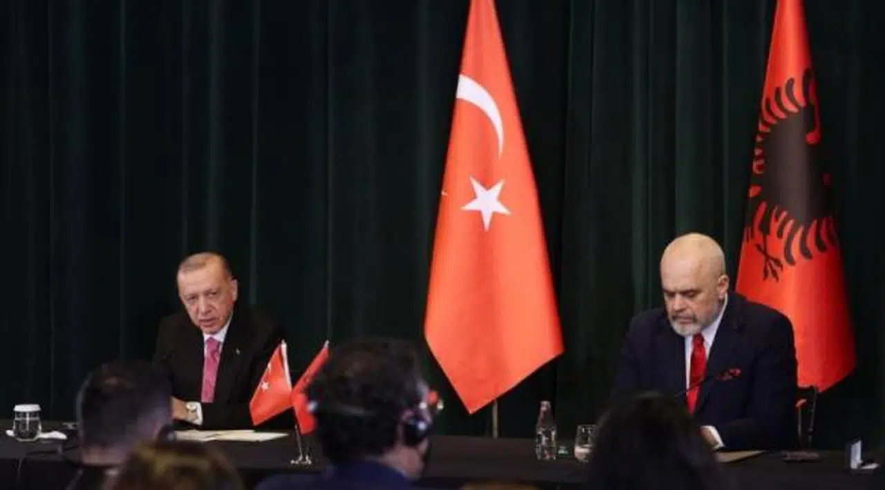 Erdoğan'dan Arnavut gazeteciye: Bizi ters köşe yapmak istiyorsun galiba