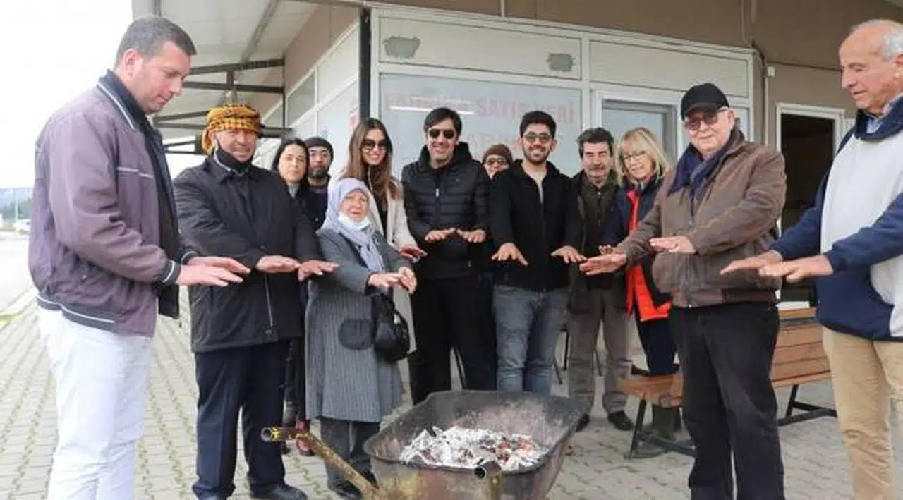 FOÇALI ZEYTİNCİLER SEZONU FİNCAN BÖREĞİYLE KUTLAMA YAPARAK KAPATTILAR