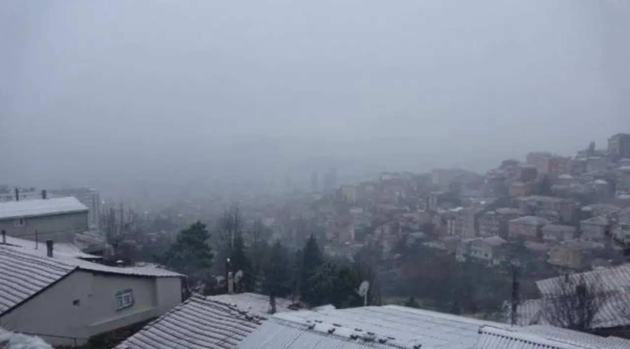 İstanbul'da kar yağışı etkili oluyor: THY bazı uçuşlarını iptal etti