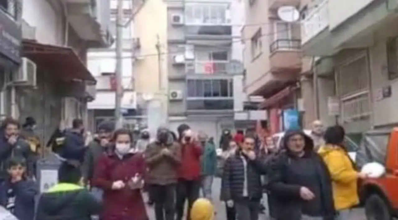 İzmir'de elektrik zamlarına karşı eylem
