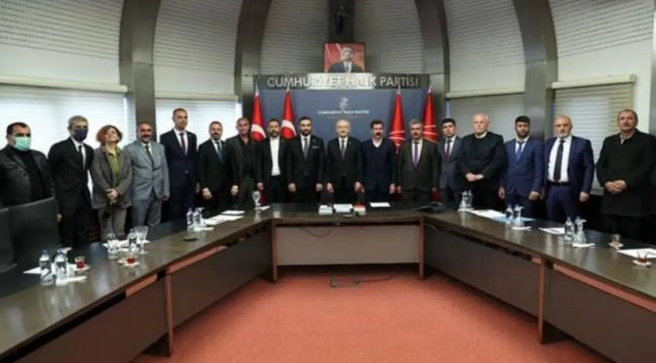 Kılıçdaroğlu AKP'den istifa edip CHP'ye katılanlara rozet taktı