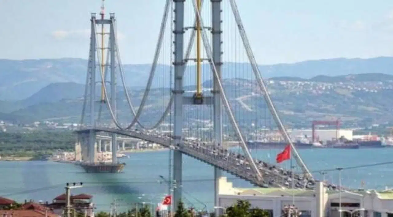 Osmangazi Köprüsü'nden yılbaşı gecesi geçenlere ücret iadesi