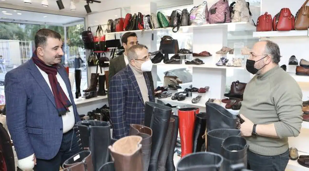 Başkan Sürekli, Alsancak’ta esnaf turu yaptı  ‘’20 yıllık iktidarımızda, durmadan çalışarak başarıya ulaştık’’