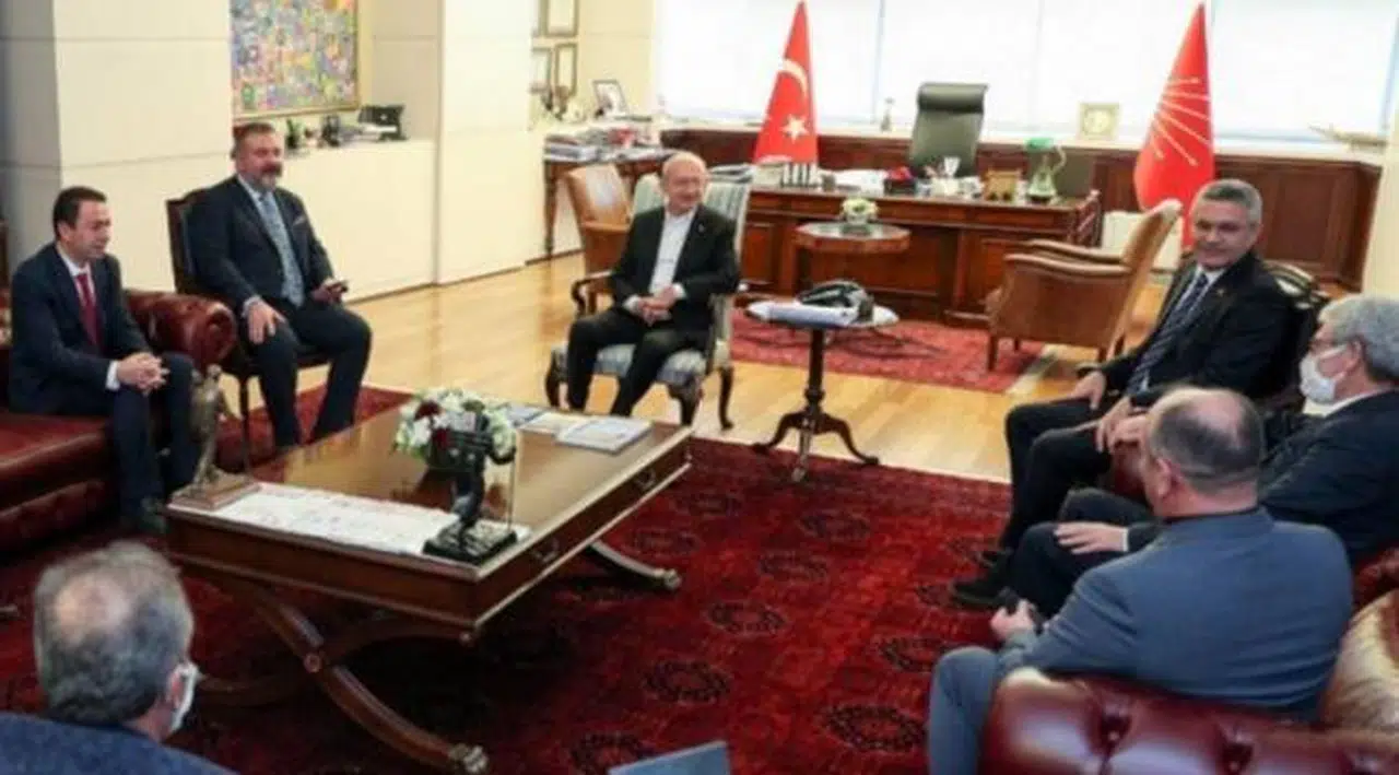 Bir aşiret daha CHP'ye katıldı, Kılıçdaroğlu aşiretin liderine rozet taktı