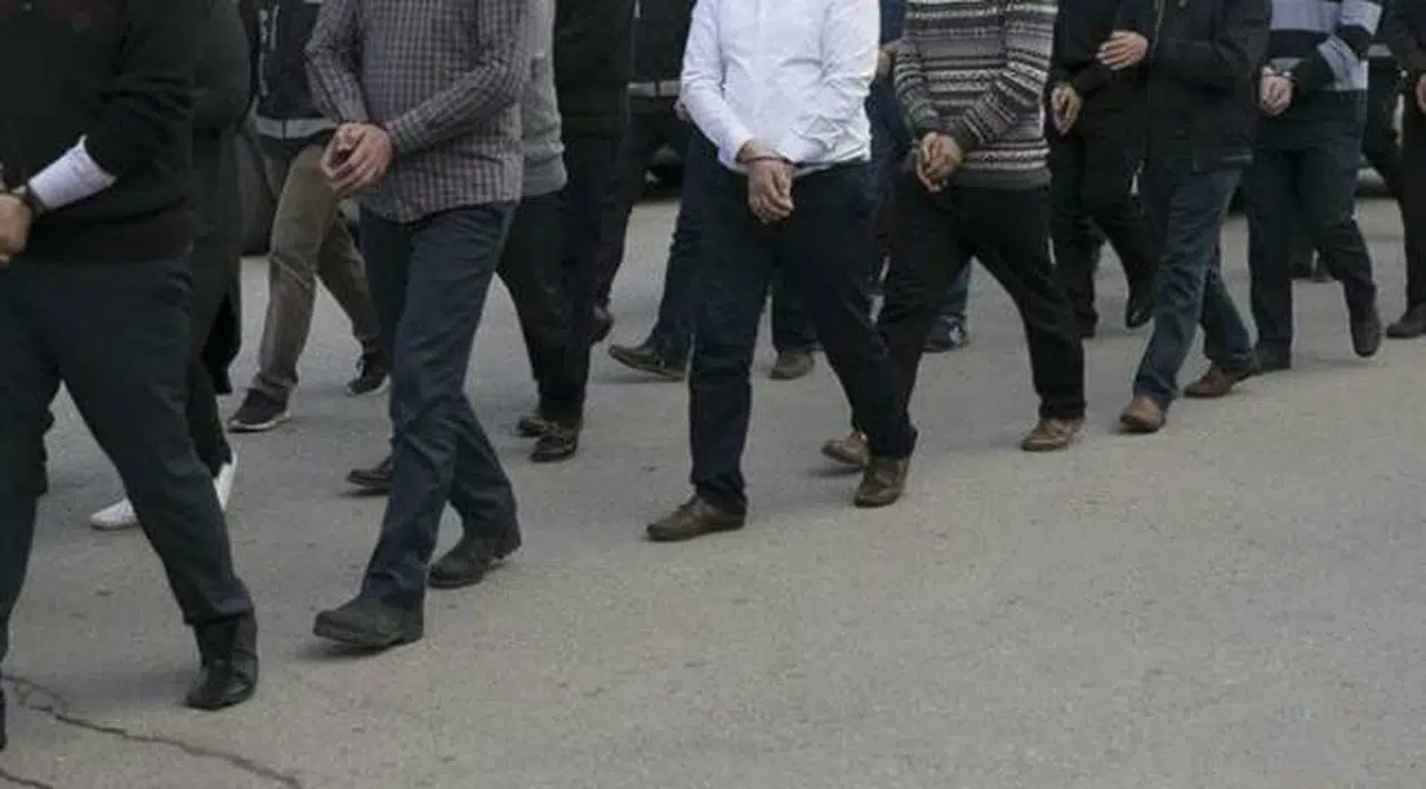 Çeşme'de 12 FETÖ şüphelisi ve 2 organizatör tutuklandı
