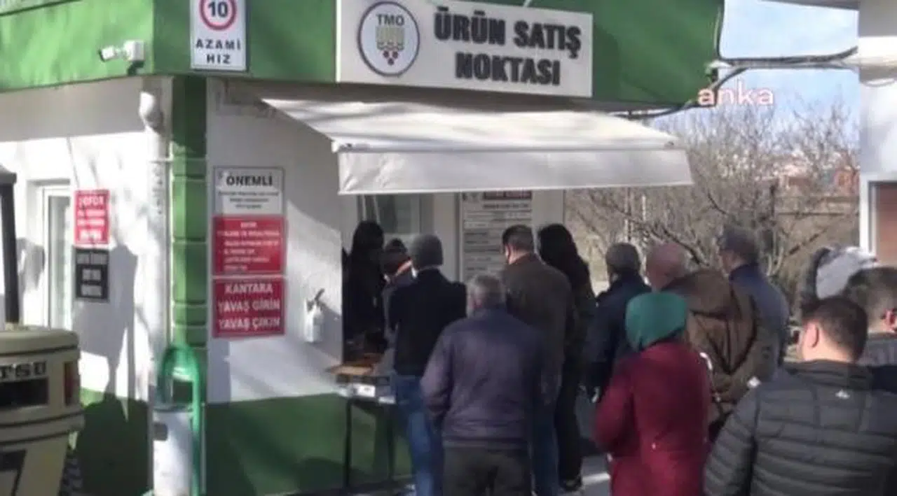 Edirne'de ucuz yağ kuyruğu: 'Marketlerden alamıyoruz, çok pahalı'
