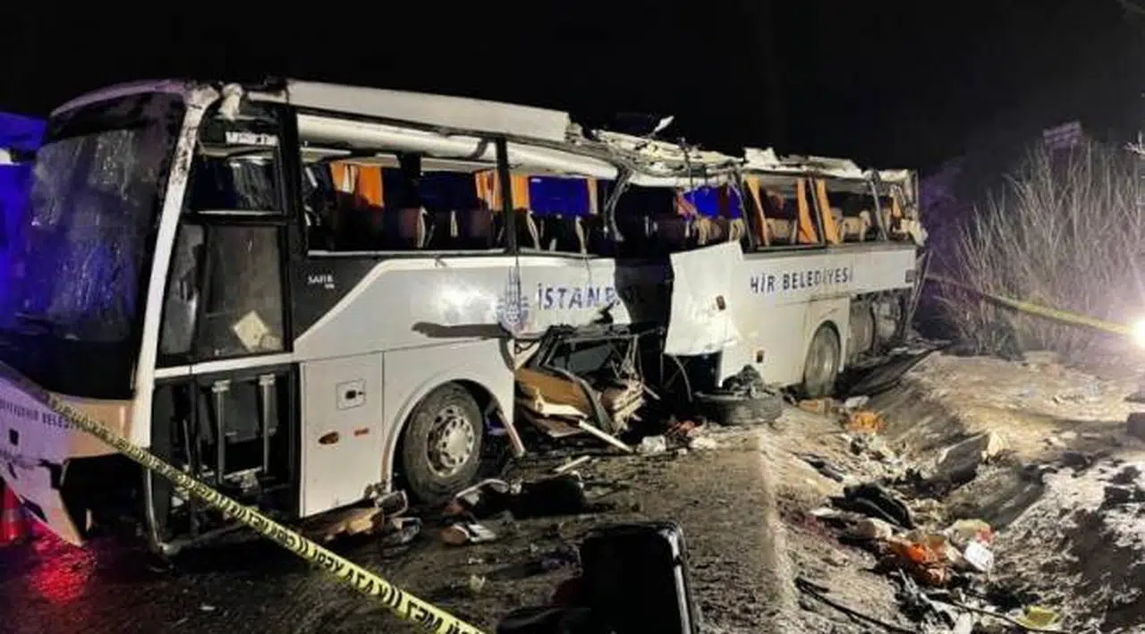 İBB'ye ait yolcu otobüsü kaza yaptı: Ölü ve yaralılar var