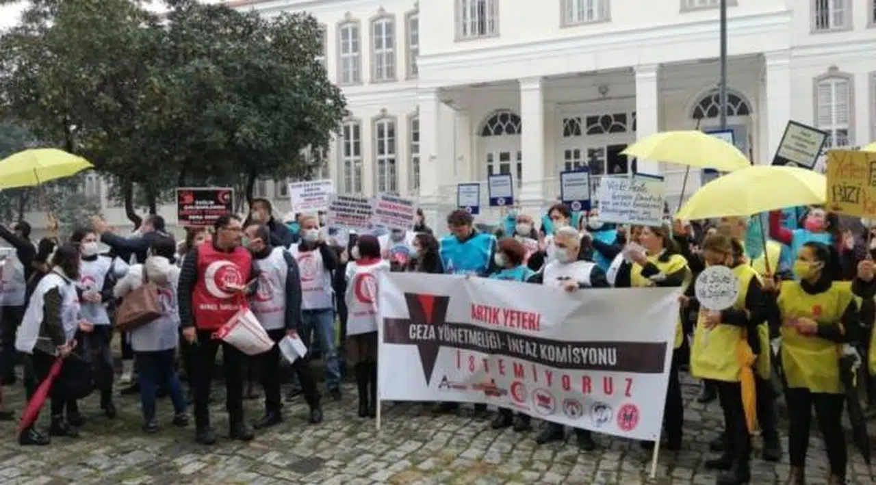 İzmir'de aile hekimlerinden eylem: İnsan onuruna yaraşır bir şekilde yaşamak istiyoruz
