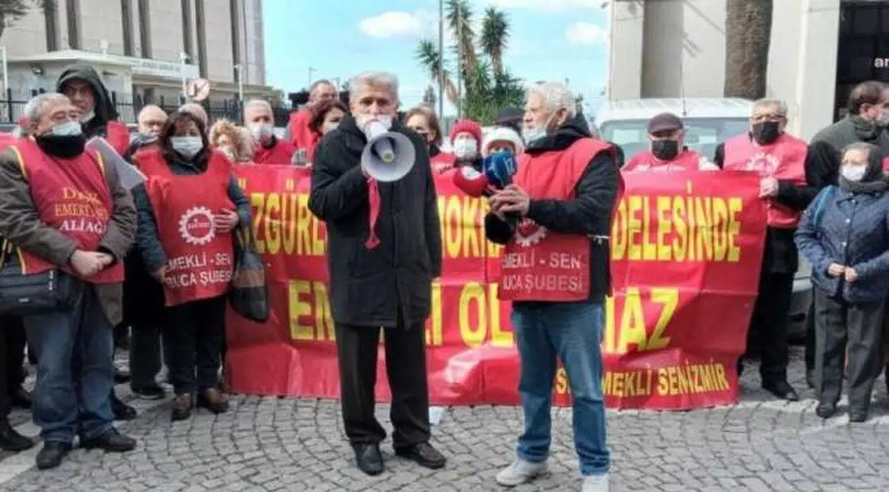 İzmir'de emekliler zamları protesto etti