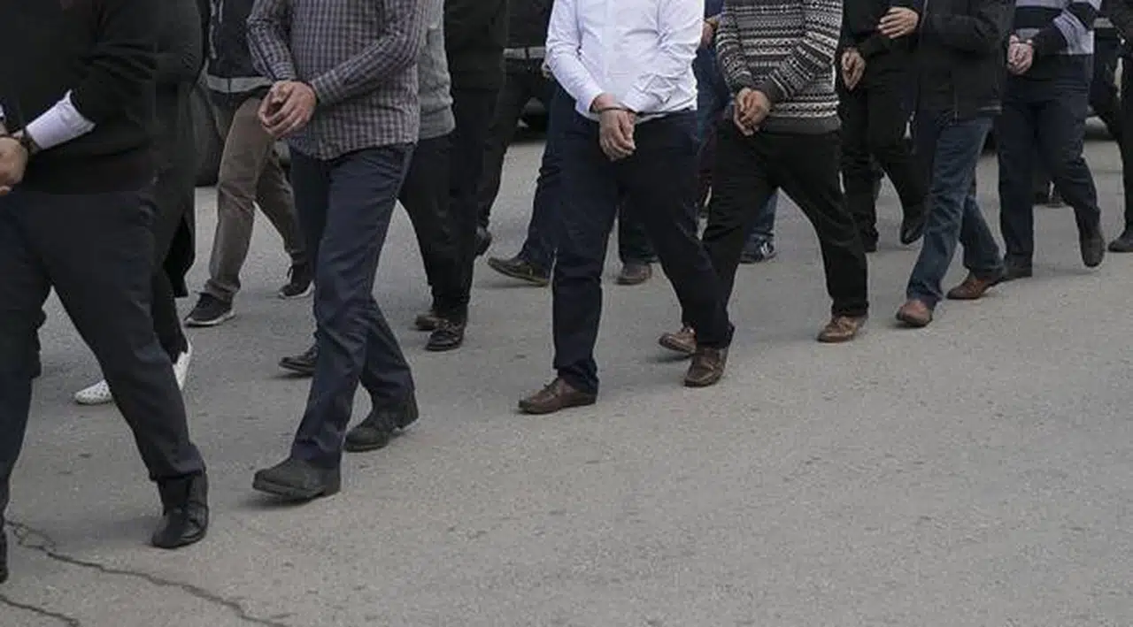 İzmir'de jandarmadan terör operasyonu: 14 gözaltı