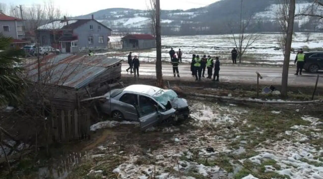 Kaza yapan araç sabaha kadar fark edilmedi: 2 kişi yaşamını yitirdi