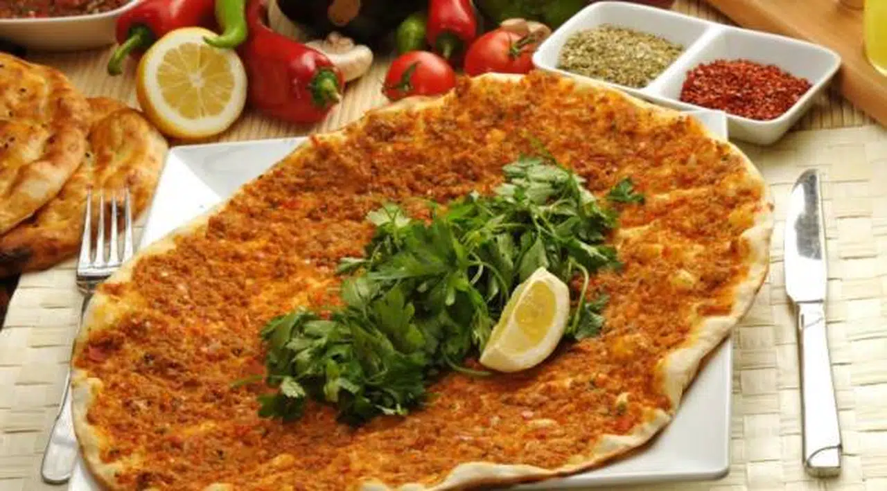 'Lahmacunun tadı yok' diyen müşteriye 'PCR' yanıtı