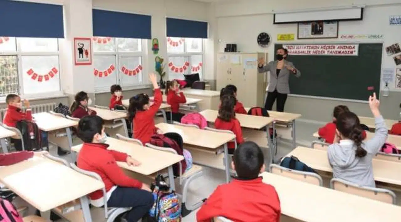 MEB koronavirüs nedeniyle devamsızlıktan muaf tutulacak öğrencileri açıkladı