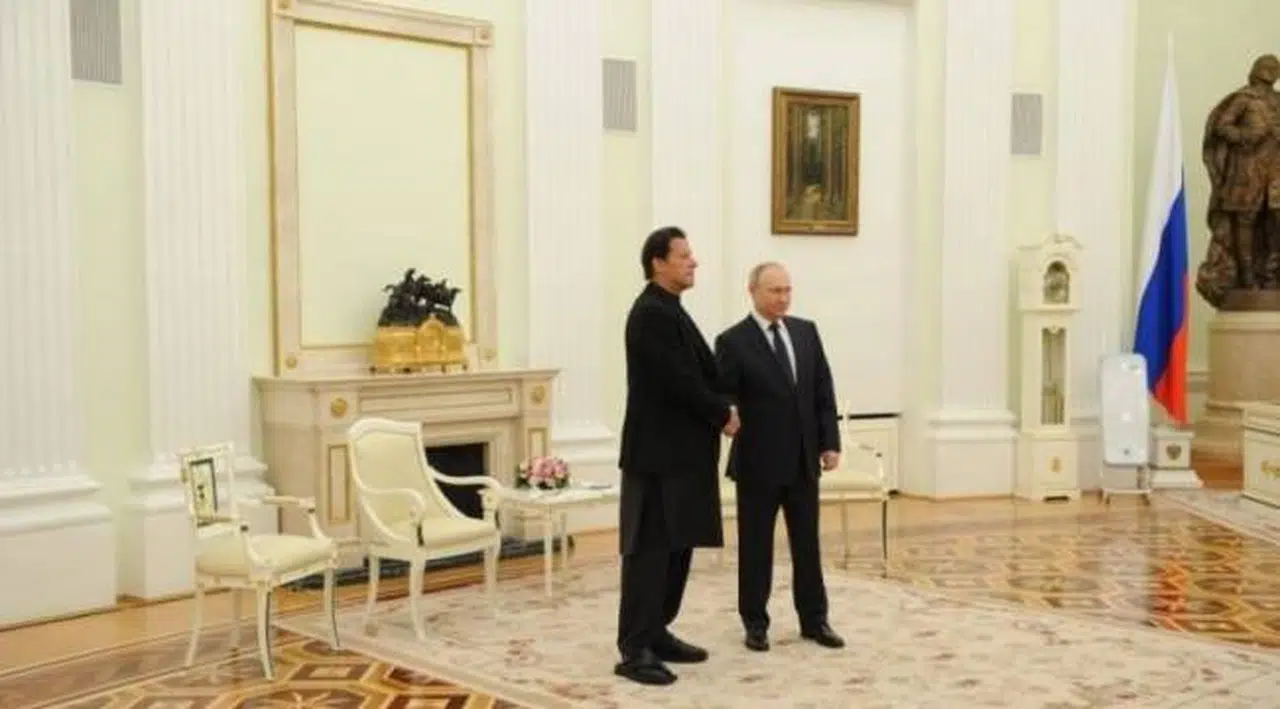 Putin Pakistan Başbakanı İmran Khan'la bir araya geldi