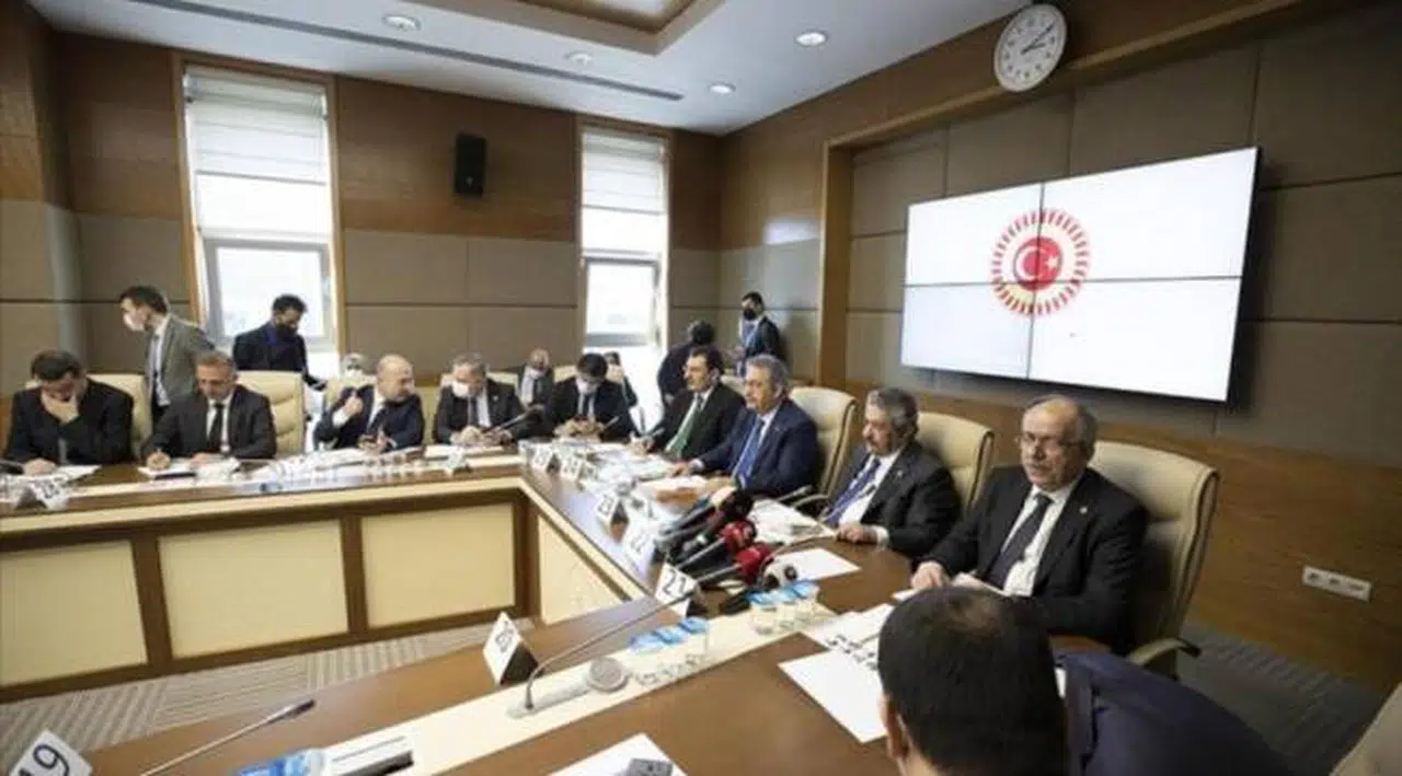 AKP-MHP'nin önerdiği seçim kanunu komisyonda kabul edildi