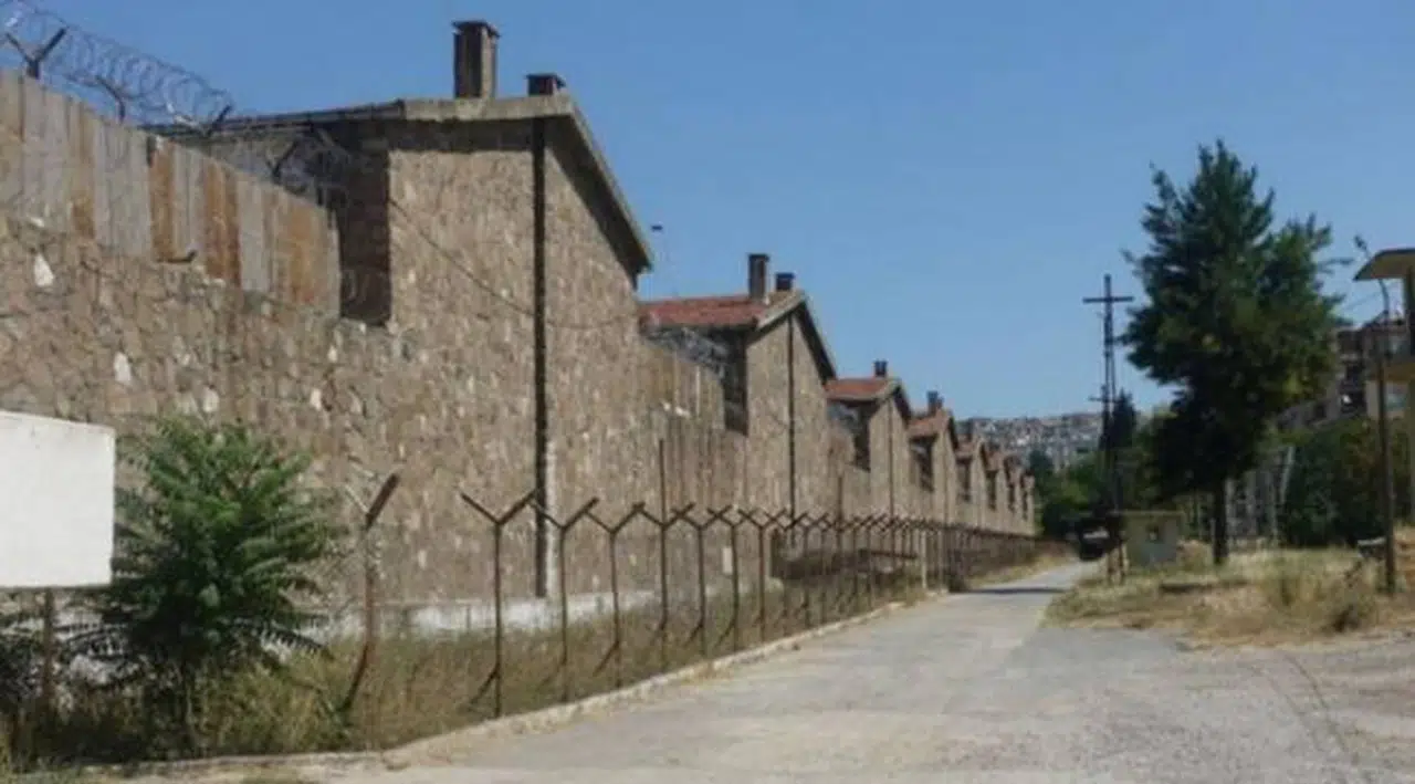 Buca Cezaevi'nde yıkım işlemleri başladı