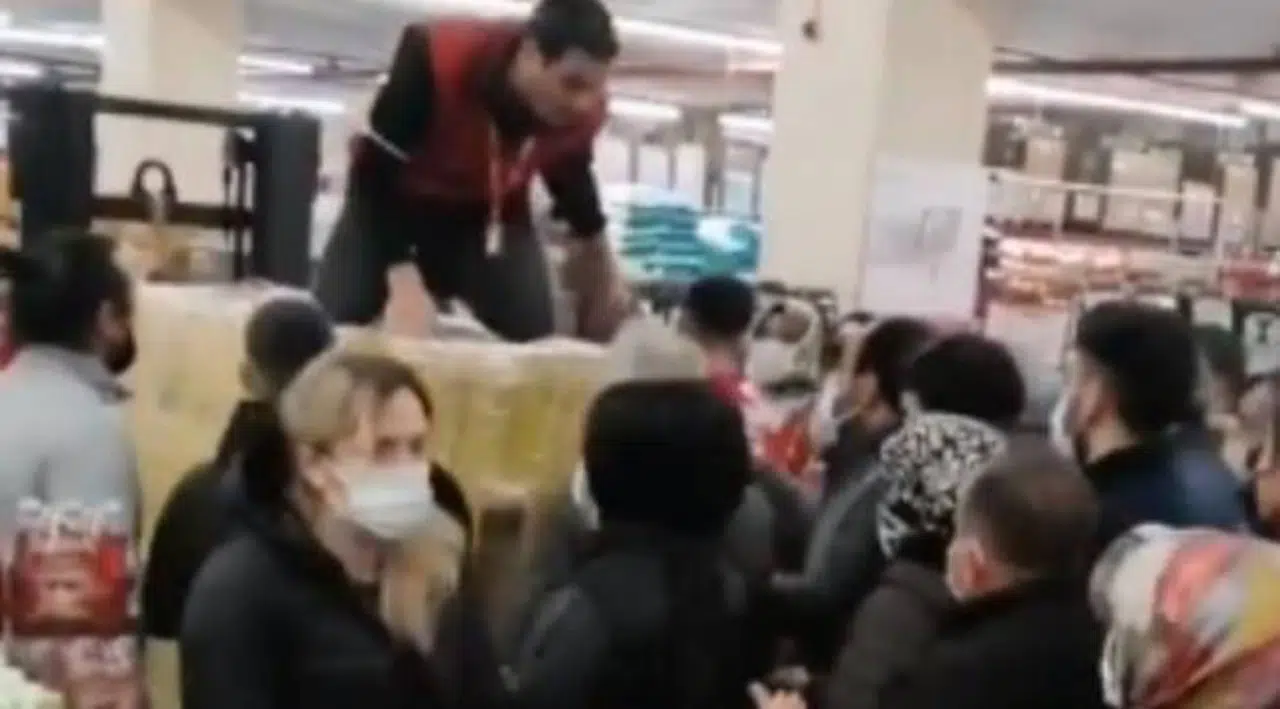 Halk yine ayçiçek yağı sırasında