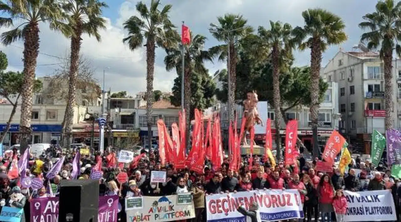 İzmir Dikili'de 'Geçinemiyoruz' mitingi