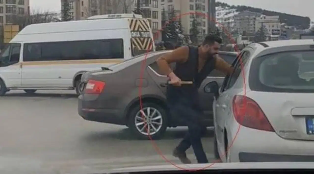 Kırmızı ışıkta geçtiği için kendisini uyaran sürücüye çekiçle saldırdı