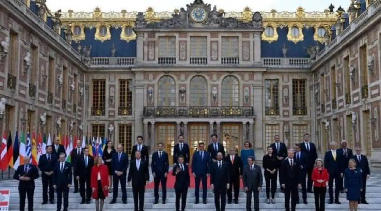 Macron: Ukrayna'nın AB'ye üyeliğini başlatmak mantıklı değil