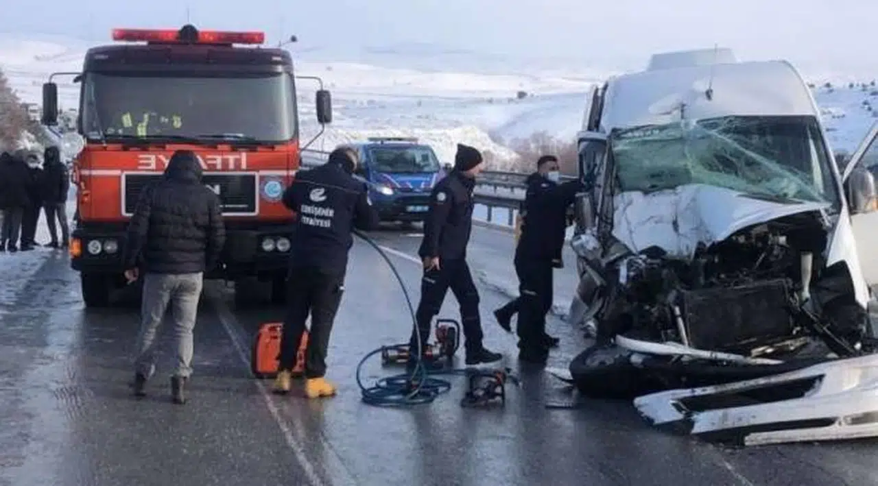 Öğretmen ve öğrencileri taşıyan minibüs kaza yaptı: 16 yaralı