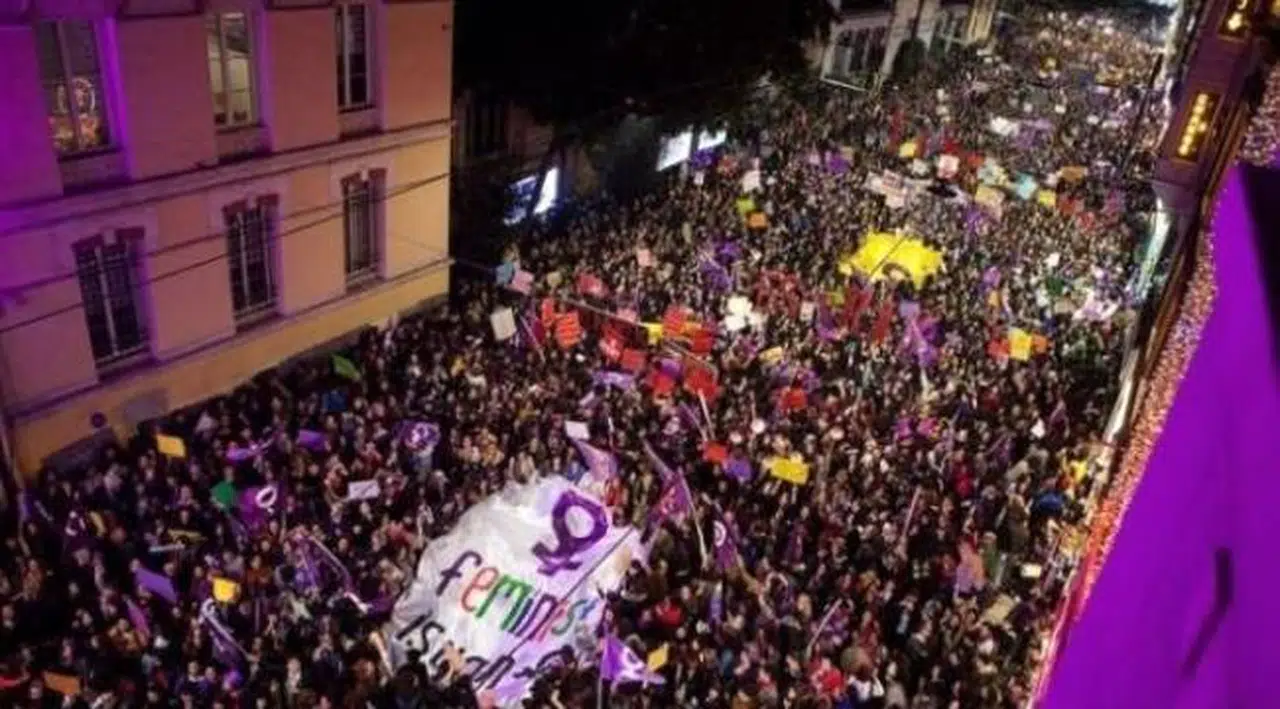 Türkiye’de nüfusun %49,9'u İzmir’de ise %50,3’ü kadın