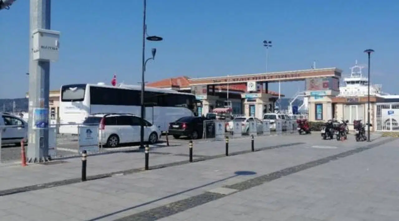 Ücretsiz geçiş sona erdi, sürücüler köprü yerine feribota yöneldi