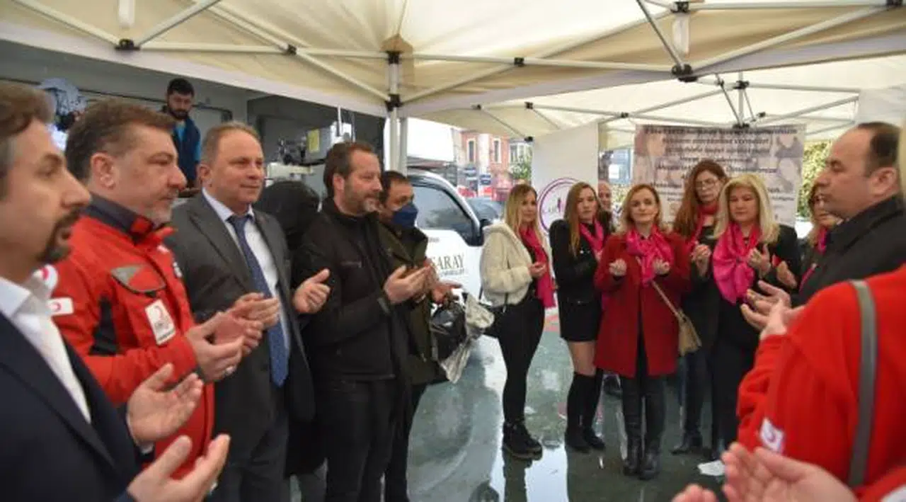 Yağmura aldırmadan kadınlar gününü kutladılar