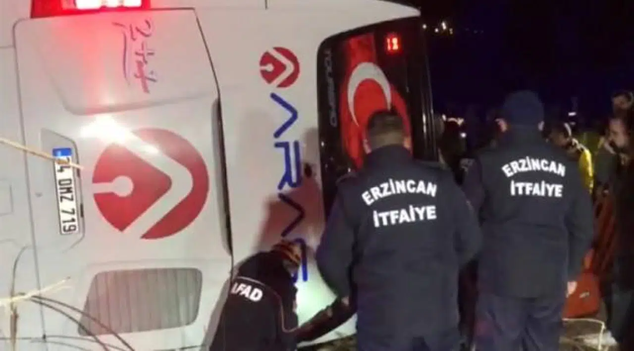 Yolcu otobüsü şarampole yuvarlandı: 1 ölü, 33 yaralı
