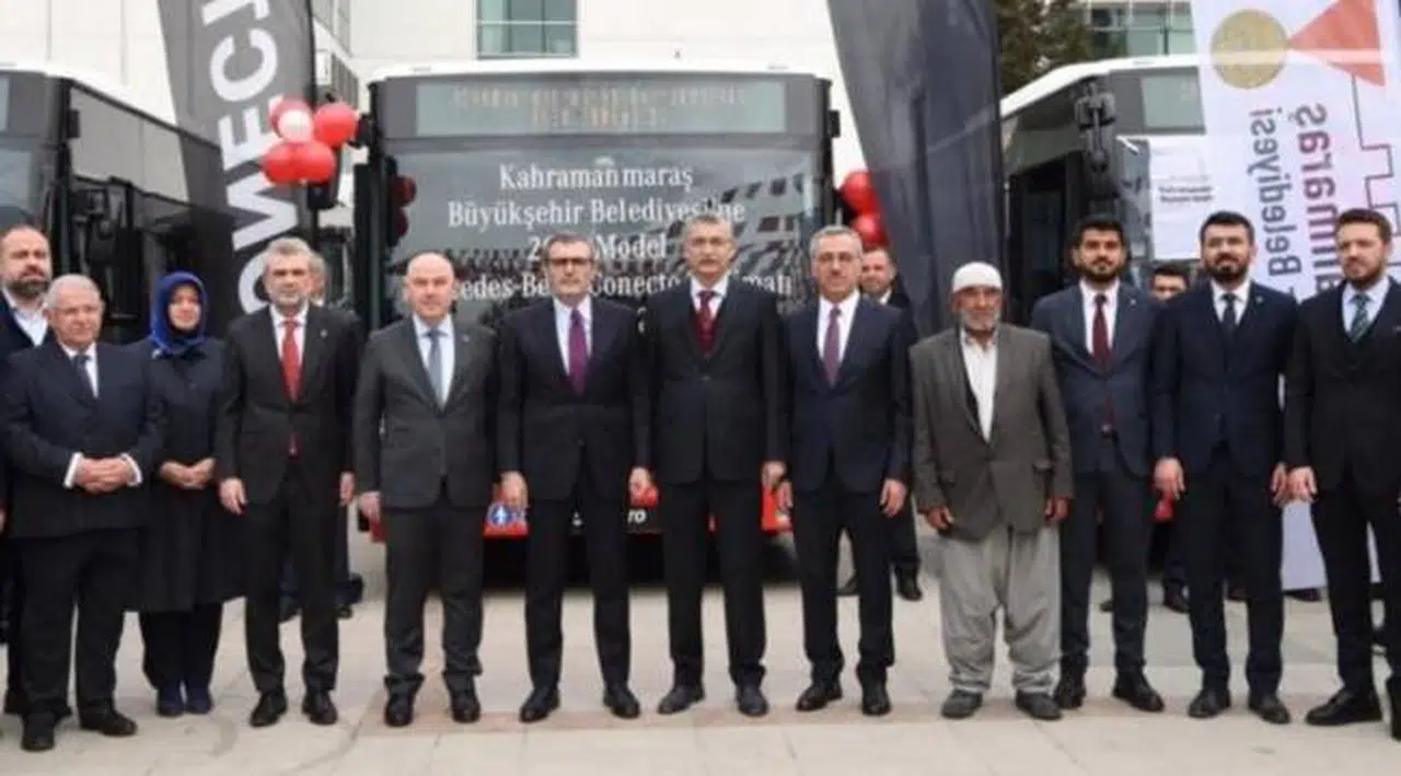AKP'li Belediye eski otobüsleri boyayarak yeniymiş gibi hizmete soktu