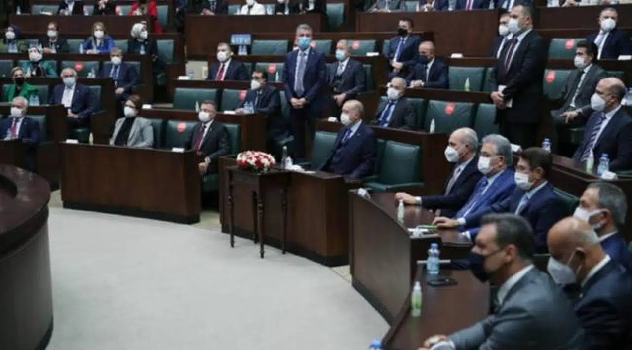 AKP'nin içi kaynıyor: Bakan açıklama yaptı, azarı vekiller işitti