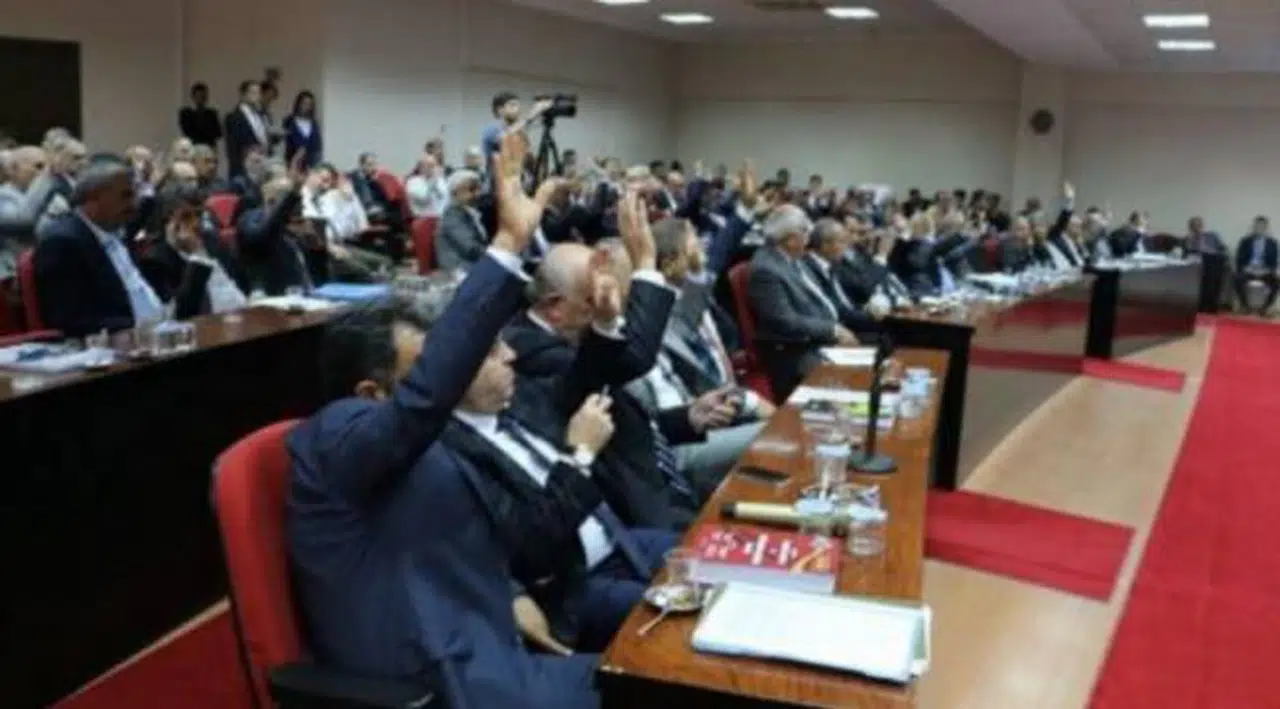CHP’lilere destek veren AKP'li belediye başkanı disipline verildi