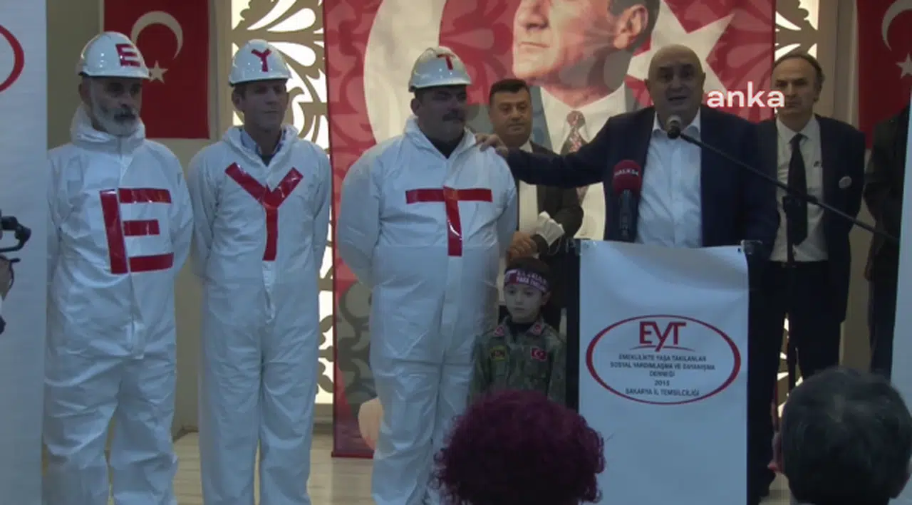 ENGİN ÖZKOÇ, SAKARYA’DA EYT ETKİNLİĞİNDE SESLENDİ: “EĞER ADALET VARSA, ÇIKSIN BU YASA. EĞER ÇIKMAZSA İKTİDARA GELİR ÇIKARTIRIZ BU YASAYI”
